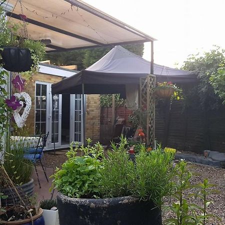 Wisteria House Perfect For Contractors & Business Bed & Breakfast Farnborough  Exterior photo