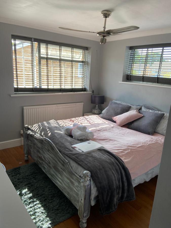 Wisteria House Perfect For Contractors & Business Bed & Breakfast Farnborough  Exterior photo
