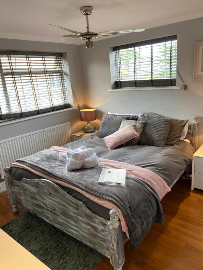 Wisteria House Perfect For Contractors & Business Bed & Breakfast Farnborough  Exterior photo