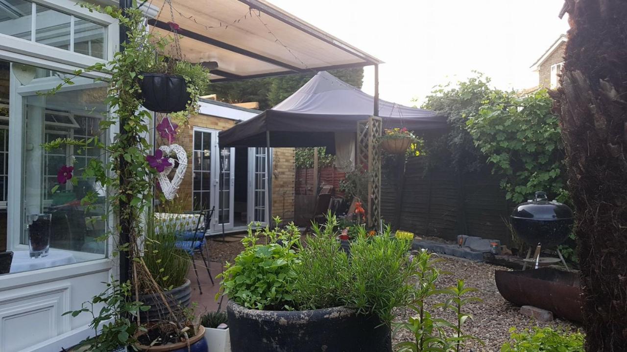 Wisteria House Perfect For Contractors & Business Bed & Breakfast Farnborough  Exterior photo