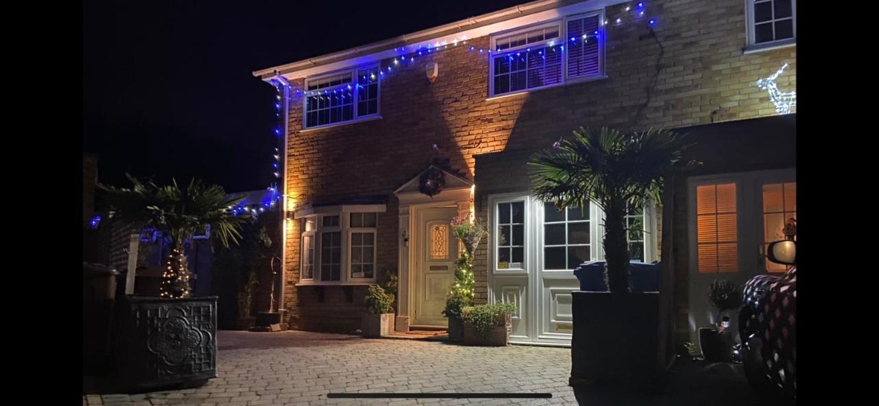 Wisteria House Perfect For Contractors & Business Bed & Breakfast Farnborough  Exterior photo